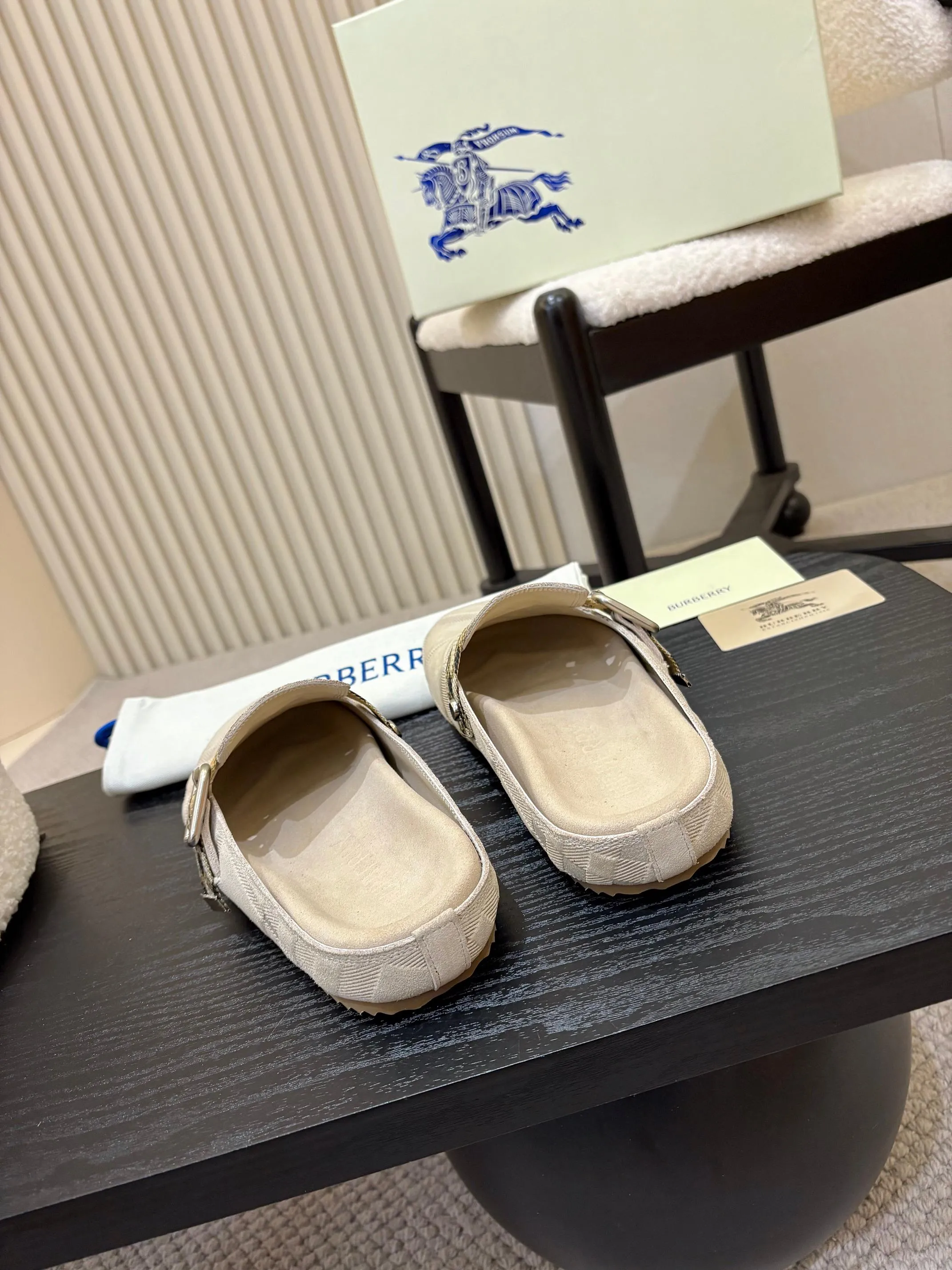 Men's Men's Shoes💰580 Burberry2025's hot-selling Birkenstock slippers are released, made of soft suede fabric and refined in Italian workshops. Featuring an embossed plaid pattern and an embossed sole embellished with the archive brand's logo. Features an adjustable B-shaped buckle strap and is embellished with the signature sand-colored Burberry check in jacquard worsted.   ✅Fabric: suede ✅Lining: silk cowhide ✅Outsole: TPU ✅Color: black, brown, pink, apricot 4 colors available ✅Code number: 35-45 for men and women (35, 45 customized)